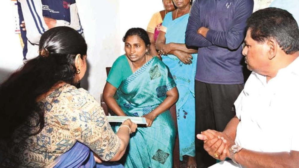 Kanimozhi hands over Rs 1 cr to slain VAO’s wife