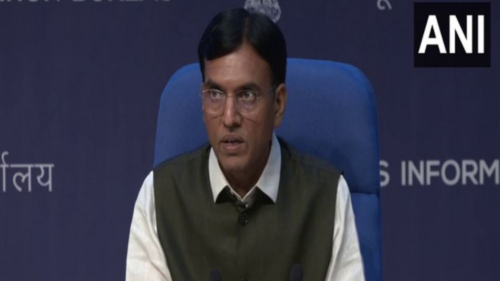 Mandaviya reviews Food Street Project to develop 100 healthy food streets