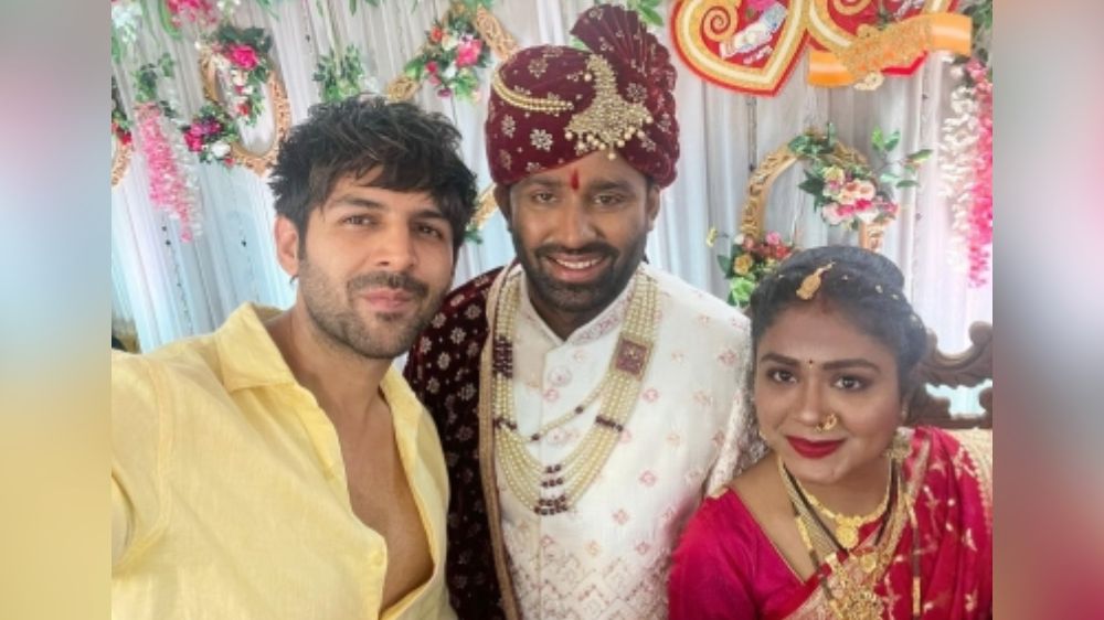 Kartik Aaryan attends his bodyguards wedding, poses for pictures Kartik Aaryan attends his bodyguards wedding, poses for pictures