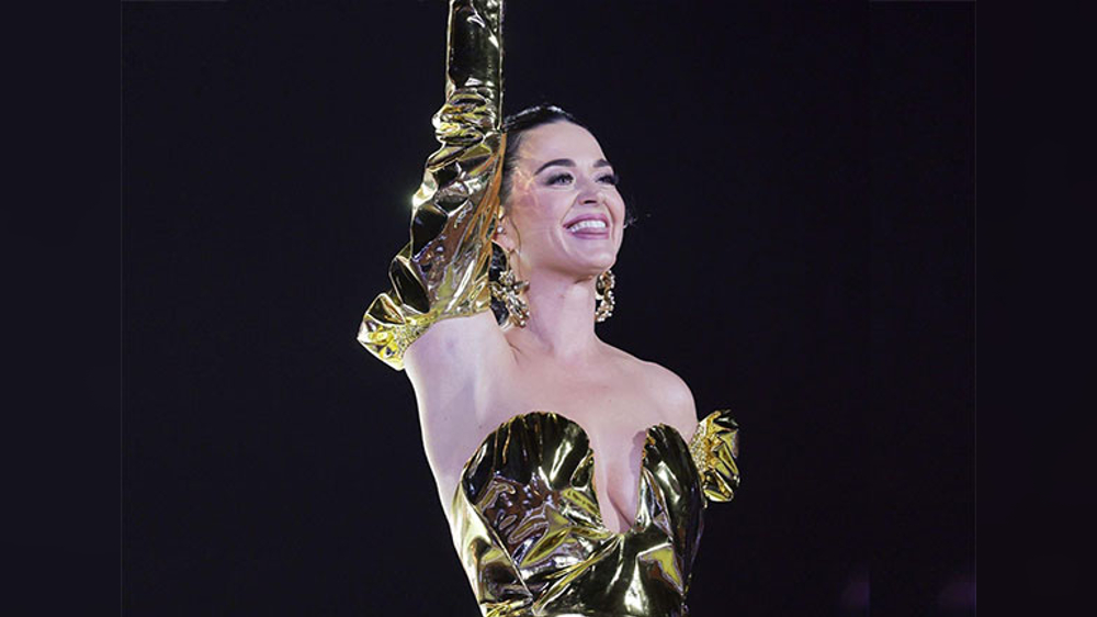 Katy Perry sings smashing hits  Roar & Firework at coronation concert