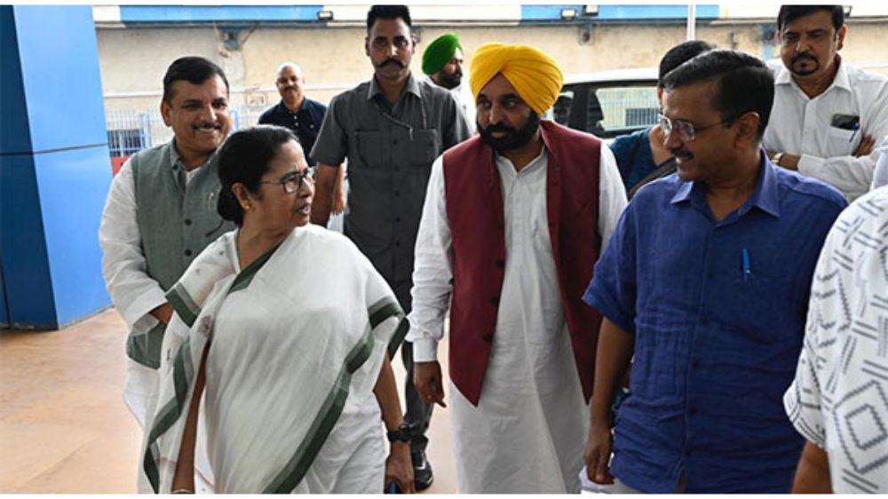 Kejriwal meets Mamata to ensure bill on Delhi services is not passed