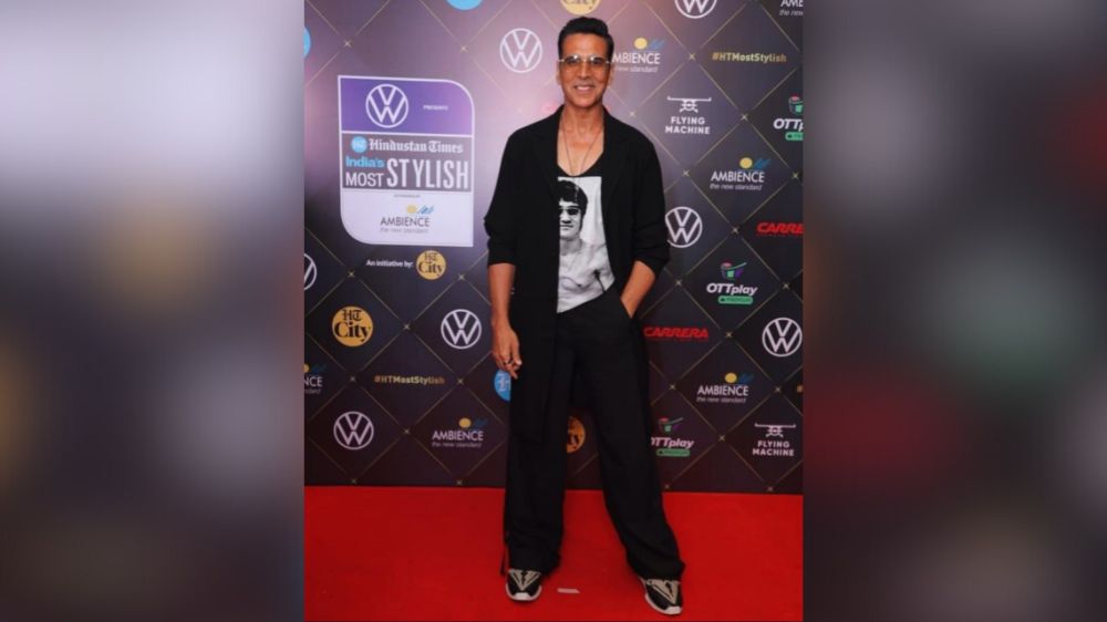 Akshay Kumar seeks blessings at Kedarnath temple, greets fans