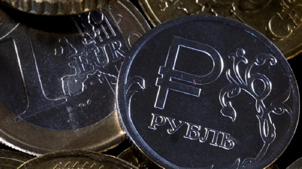 Rouble weakens past 77 against dollar as oil prices drop