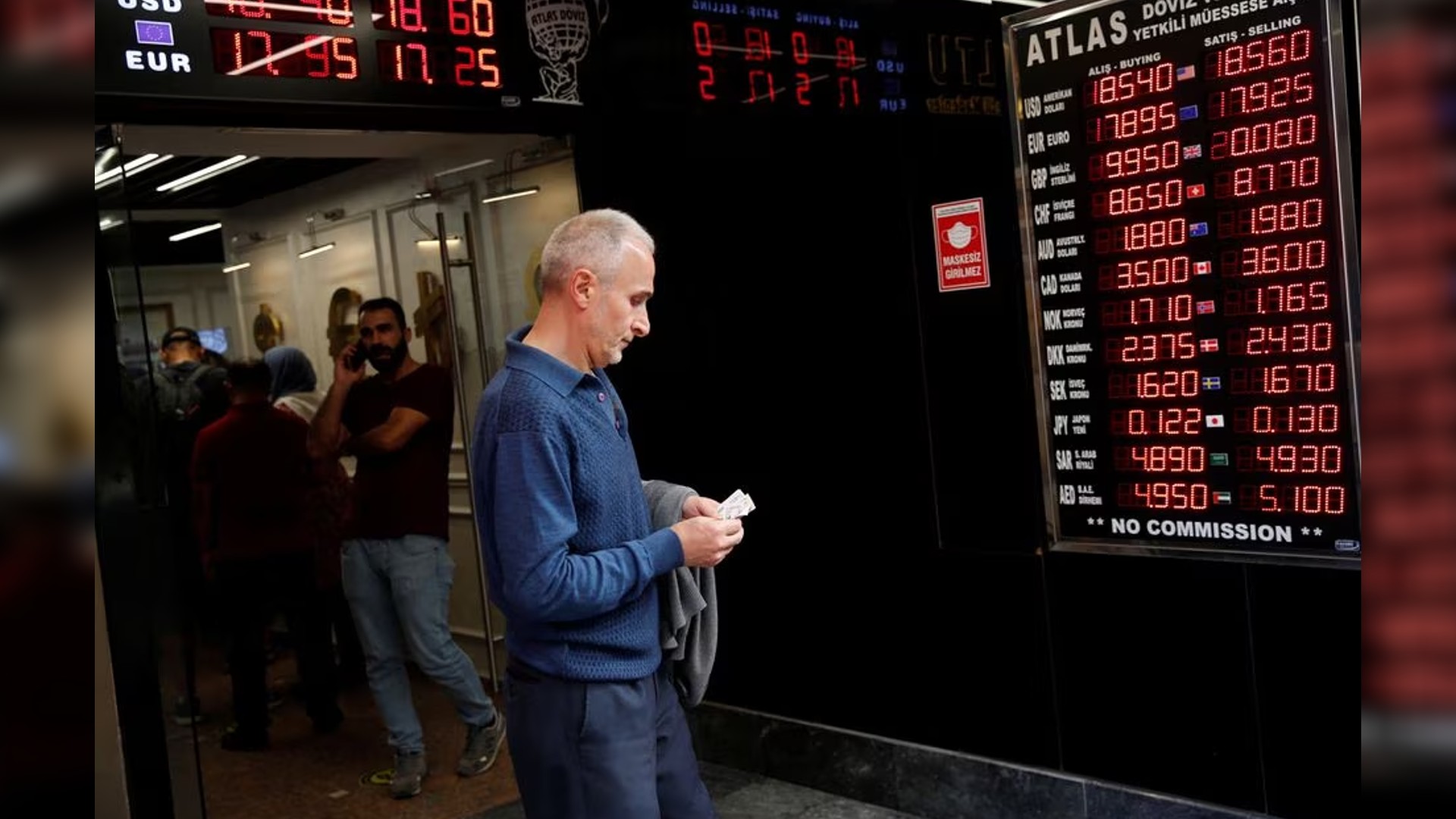 Dollar hits 5-week high on inflation worries; lira drops, baht soars