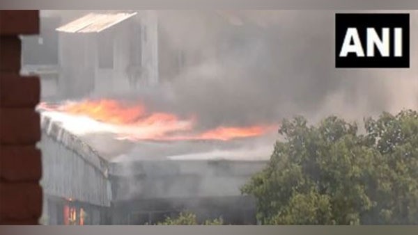 Kolkata: Major fire in building near Raj Bhavan, 15 tenders deployed