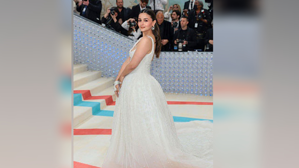 Alia Bhatt heard a fan scream I Love You, What she did next is adorable