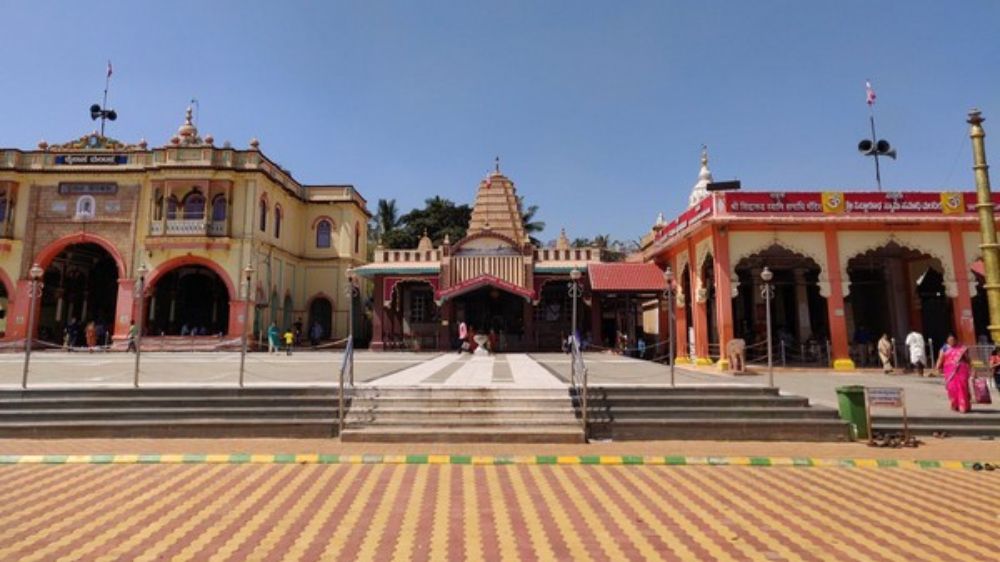 Ktaka polls: Top Lingayat Maths draw political visitors