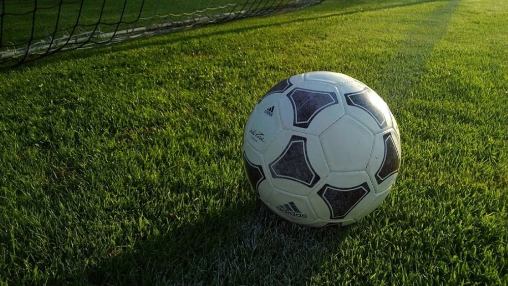 Refs error casts pall on Bundesliga race; no help from VAR