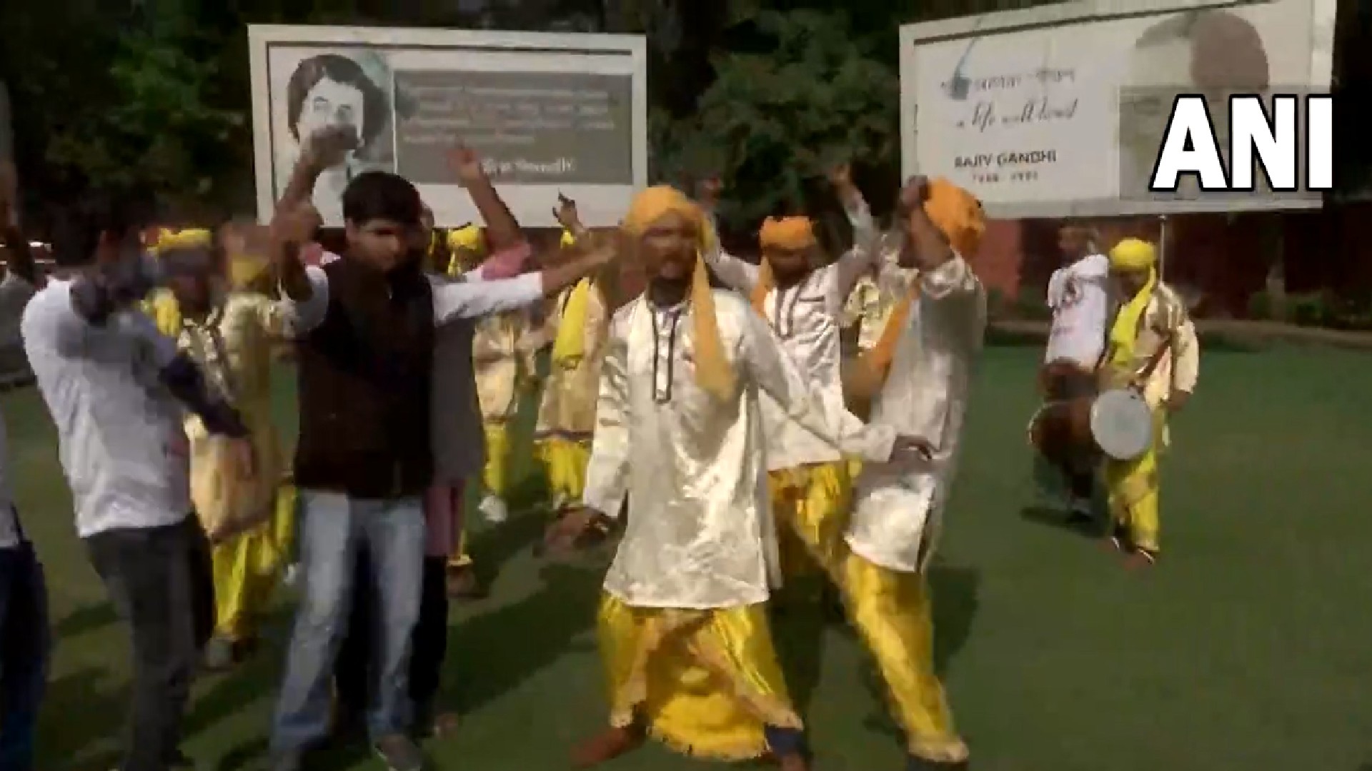 Congress HQ wear celebratory mood as counting for K’taka polls begin