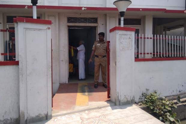 Miscreants hurl petrol bomb at Salem post office
