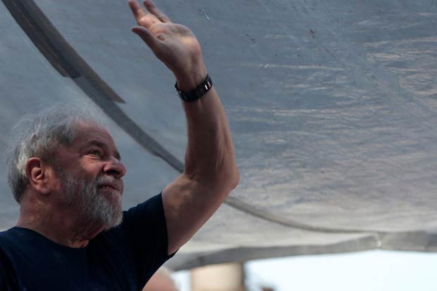 Brazils ex-president Lula agrees to surrender to Brazil police
