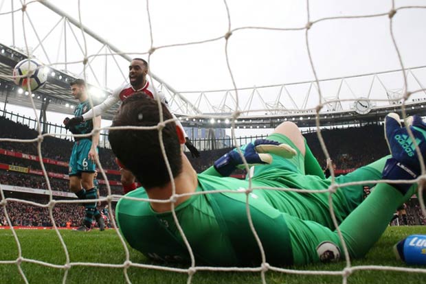 Welbecks double for Arsenal costs Southampton vital points