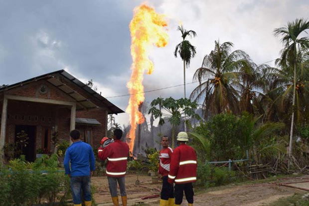 Indonesia oil well explosion kills 15, dozens injured Indonesia oil well explosion kills 15, dozens injured