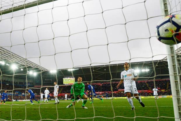Fabregas keeps Chelsea in hunt for Champions League places
