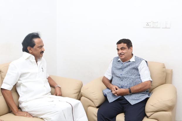Union Minister Nitin Gadkari call upon ailing DMK Chief M Karunanidhi