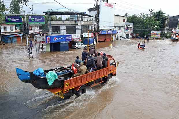 Kerala floods: Kochi naval airstrip to be open for commercial aircraft, SMS, data services free