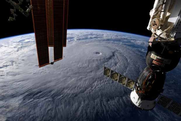 Hurricane Lane threatens direct hit on Hawaii, churns toward Oahu