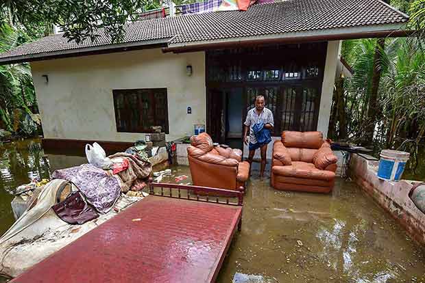 CRPF personnel carry out relief ops in flood-hit Kerala