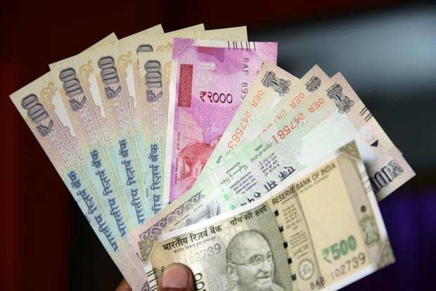 Rupee ends up 6 paise at 70.10 against dollar, recovers from record closing low
