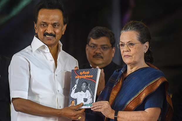 Sonia bats for strong Cong-DMK ties to take on BJP in LS polls