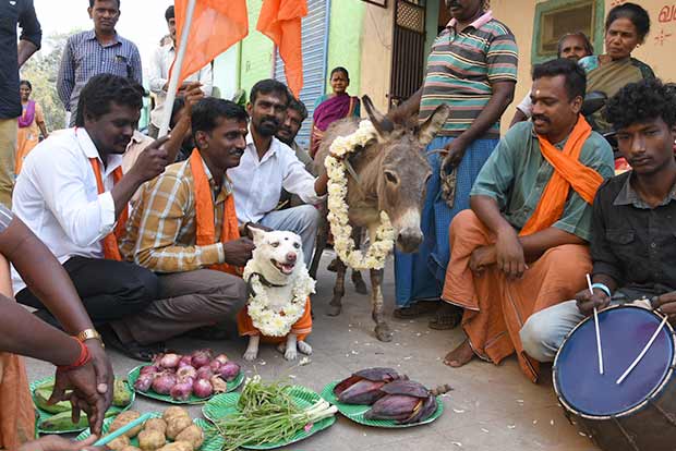 Munnani men clash with cops during anti-Valentine’s Day stir in Tiruchy Munnani men clash with cops during anti-Valentine’s Day stir in Tiruchy