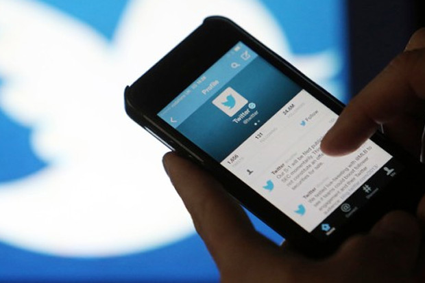 Twitter moves navigation bar to bottom on Android phones Twitter moves navigation bar to bottom on Android phones