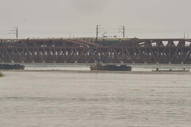 Delhi: Old Yamuna Bridge closed to traffic as water level rises