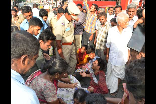 Kin blame doctors for death of kid, squat in front of hospital