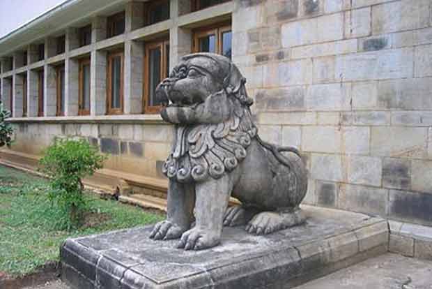 Selfie with statue: Lion wins admirers