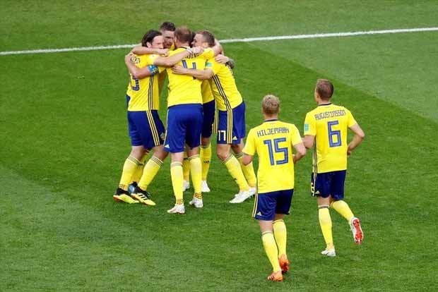 Swedes beat Mexico 3-0 but both qualify for last 16