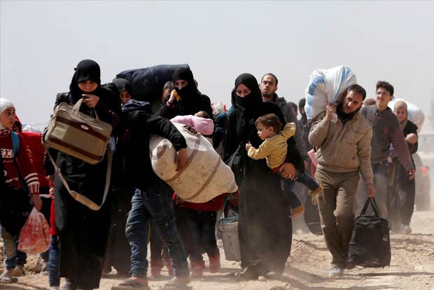 Thousands more Syrians flee their homes as two battles rage