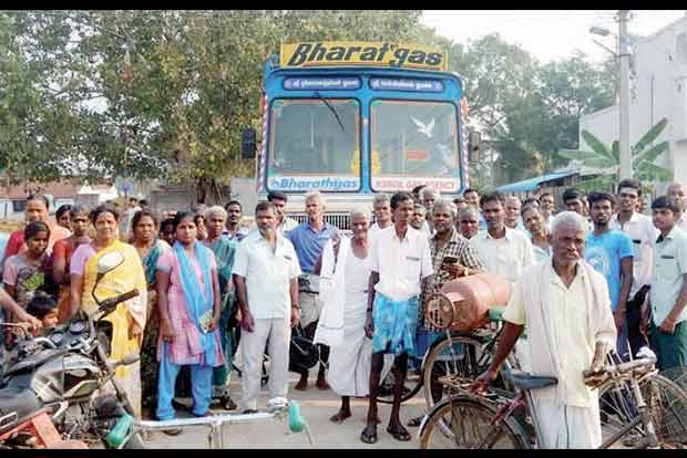 Irked by excess charges, Arni locals detain LPG lorry