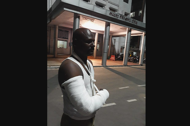 Cop nabs chain snatchers despite injury