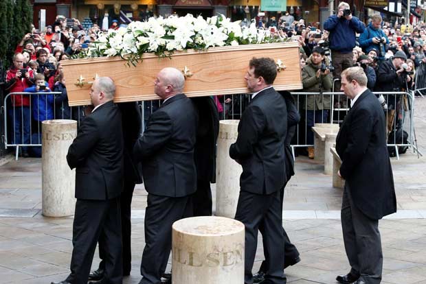 Friends, family, public flock to funeral of physicist Stephen Hawking