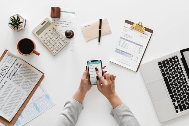 Be a smart spender with your smartphone Be a smart spender with your smartphone