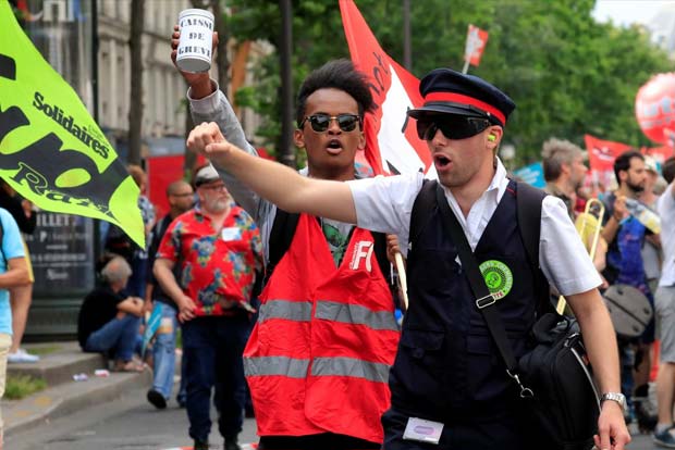 Frances far left leads protests against Macron reforms