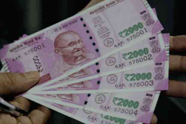 2-member gang breaks car windshield, steals Rs 6 lakh