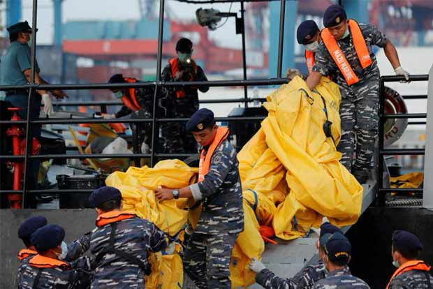 Piece of crashed Indonesian jets landing gear found: Official