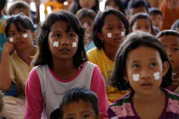 Children trickle back to school in Indonesia quake city to find friends Children trickle back to school in Indonesia quake city to find friends