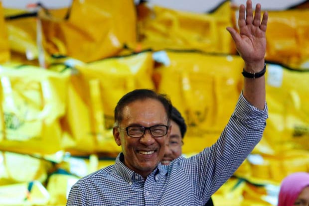 Malaysias Anwar wins by-election, steps closer to premiership