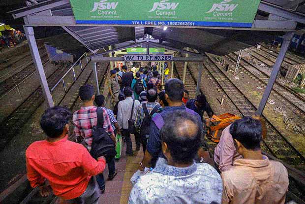Railways form 4-member inquiry team into Santragachi station stampede
