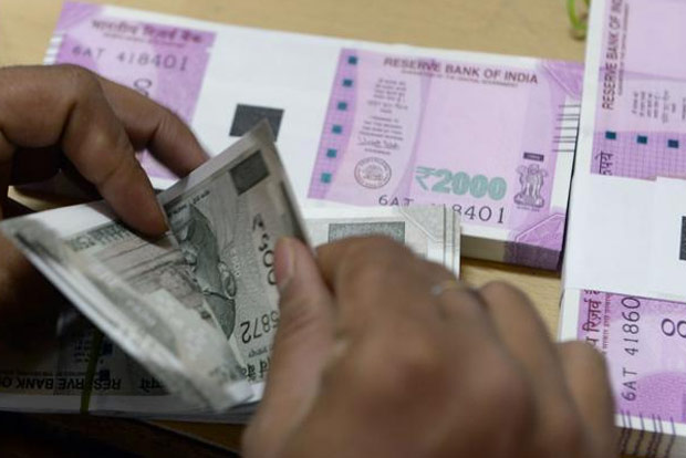 Rupee free fall continues, plunges to new life low of 71.21 against dollar