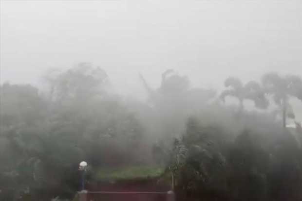Powerful typhoon lashes Philippines, killing at least 3