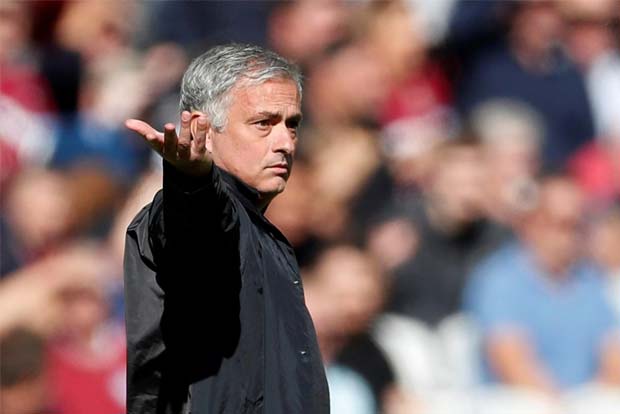 Neville says Mourinho not to blame for United mess