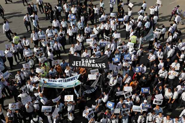 1,100 Jet Airways pilots defer no flying decision for now, airline management to meet SBI tomorrow