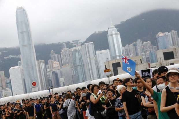 8 held in HK for possessing offensive arms, explosives
