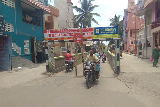 Vehicles take over subway, pedestrians demand flyover