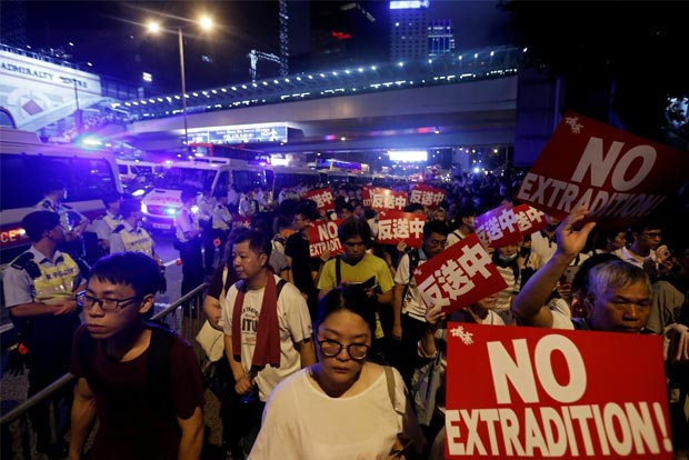 Rival rallies as Hong Kongs divisions deepen