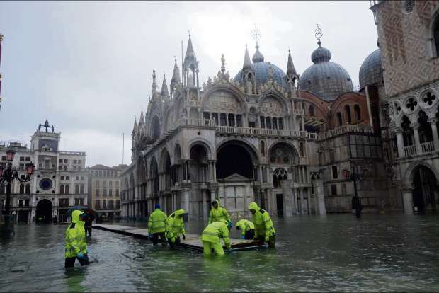Venetians shun referendum on split from mainland sister city