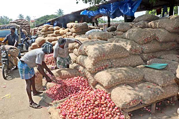 Bengal orders 800 tonne imported onion as prices inch closer to Rs 150 per kg